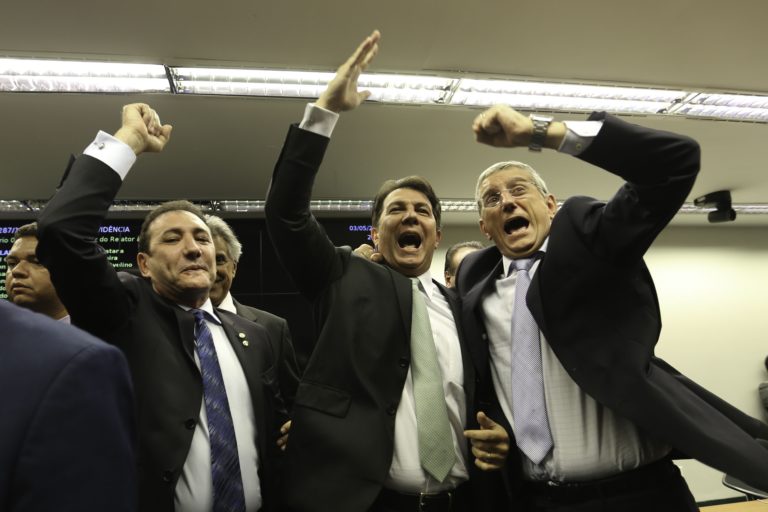 Deputado cearense Adail Carneiro vota e comemora a aprovação da Reforma da Previdência na Câmara