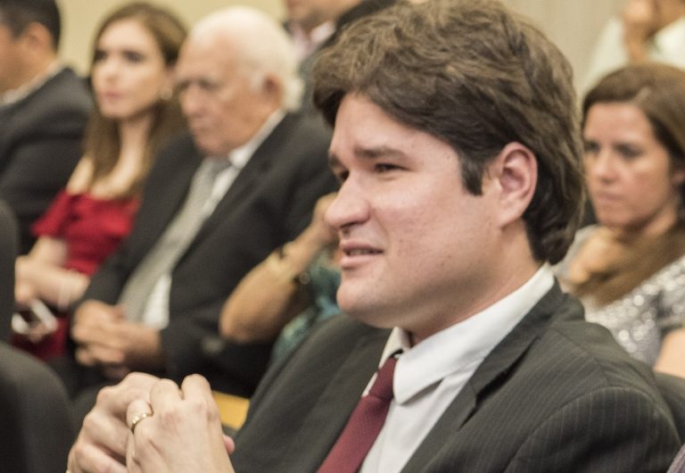 Passando a borracha / Por Fernando Torres