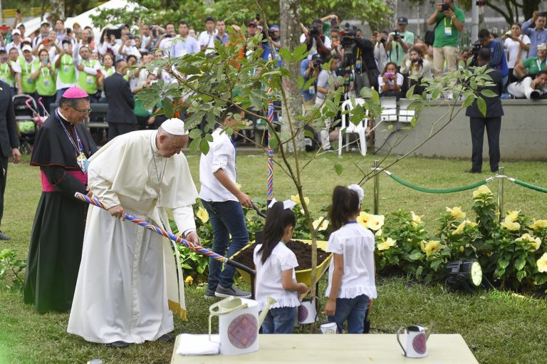Papa pede que Farc seja perdoada na Colômbia