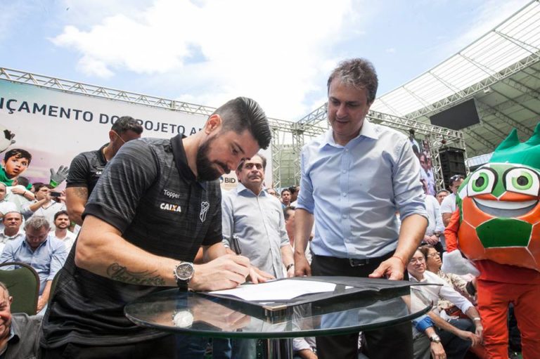 Areninhas ou Hospitais? Camilo Santana investe 70 milhões em Areninhas pelo o Estado