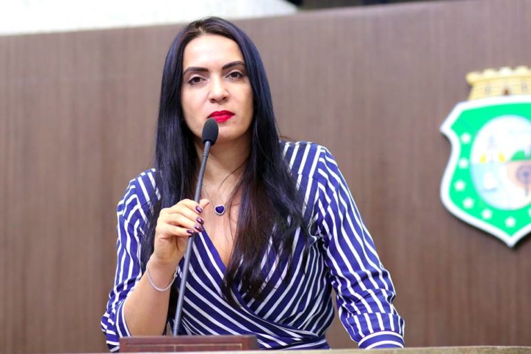 Deputada cria projeto de incentivo à leitura digital no Ceará