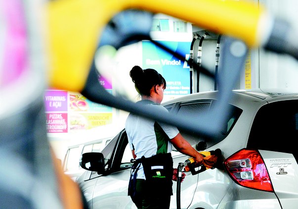 Petrobras anuncia queda de 1,3% no preço da gasolina