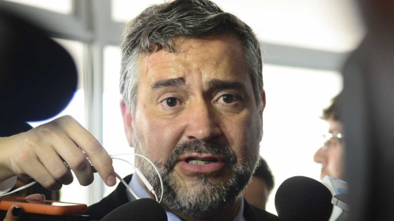 Eleições / Líder do PT sai em defesa de Lula e ataca Ministro Fux