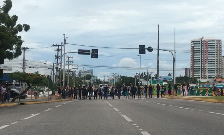 Estudantes bloqueiam avenida em protesto por morte de Cecília Moura