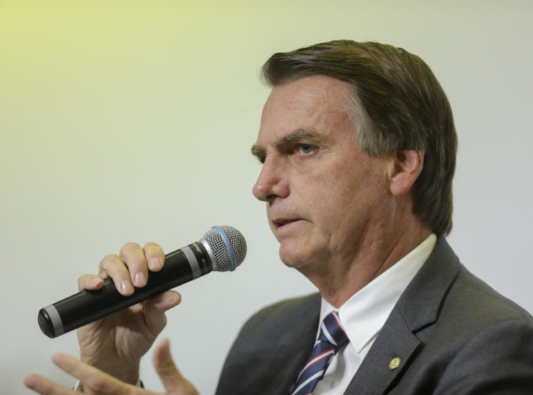 Bolsonaro desmente imprensa e confirma participação em debates