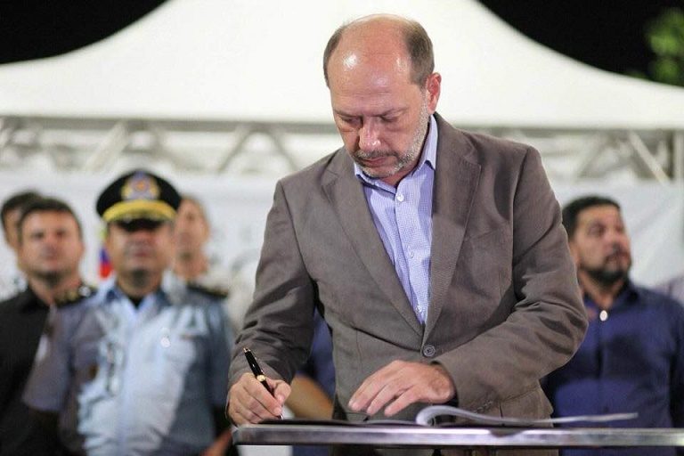 Prefeito ordena demolição imediata de emissoras de rádio em Sobral