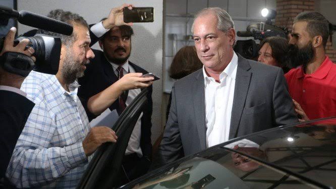 Eleições / Ciro nega troca de cargos com o (PT) e embarca para Europa