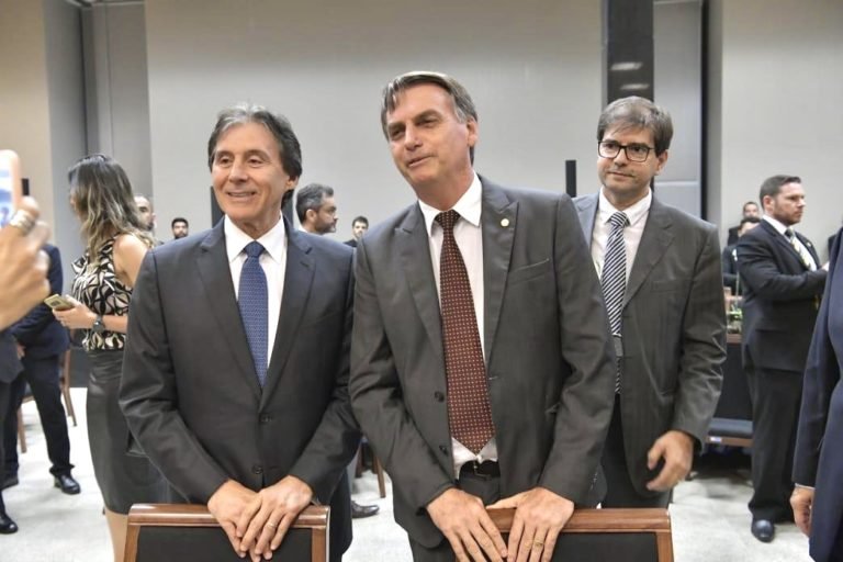 Política / Após mal-estar Bolsonaro e Eunicio papeiam pela primeira vez