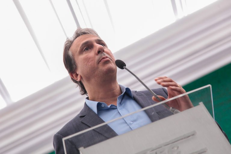 Ceará / Camilo Santana (PT) sanciona lei que tomará bens de devedores de impostos