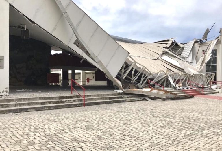 Teto de escola profissional do Governo do Ceará desaba em Fortaleza