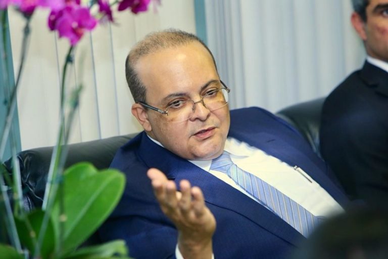 No DF, Ibaneis corta 6 mil cargos comissionados, no CE, Camilo nomeia 9 mil cargos