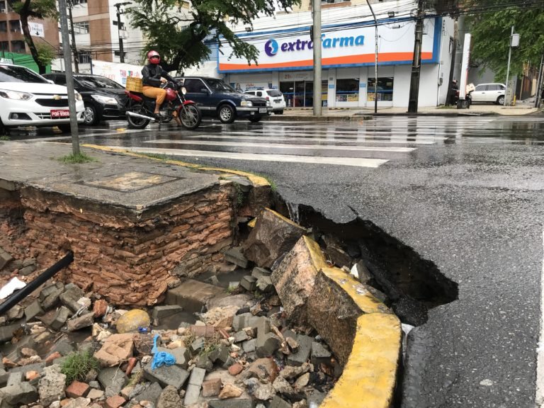 Chuva abre cratera e provoca deslizamento em bairro nobre da capital