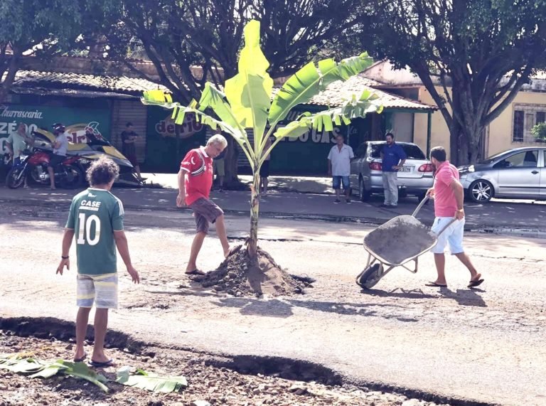 Cansados de esperar, moradores de Tianguá tapam buracos com bananeiras