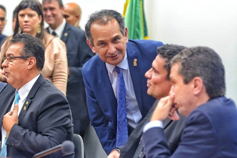 Bolsonaro libera R$ 21,5 milhões em emendas impositivas para deputados cearenses