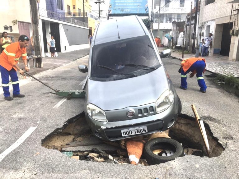 Carro cai em cratera e condutora fica presa em buraco no bairro Montese