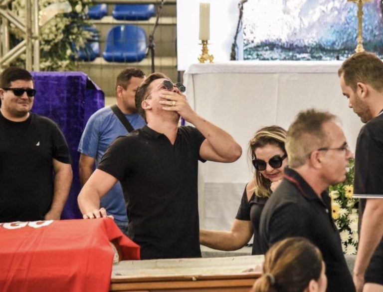 Wesley chora desesperadamente ao ver o amigo Gabriel Diniz no caixão