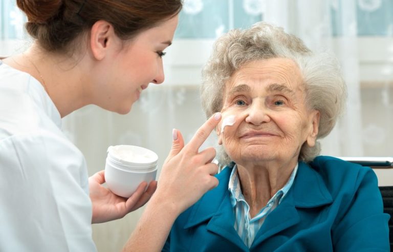 Congresso aprova profissão de cuidador de idosos, crianças e pessoas com deficiência