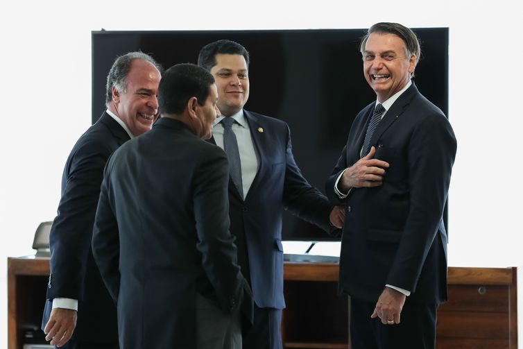 Jair Bolsonaro (PSL) recua e autoriza cobrança de bagagens em voos domésticos
