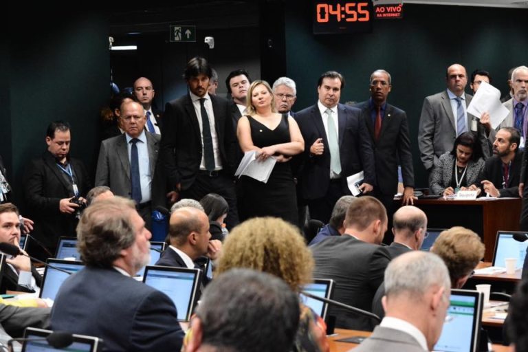 Para 94% dos brasileiros, todos os políticos são corruptos, aponta pesquisa da FGV