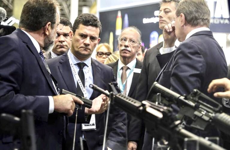 Cresceu o número de armas no Brasil em 15% e as mortes violentas caíram em 23%, aponta Fórum