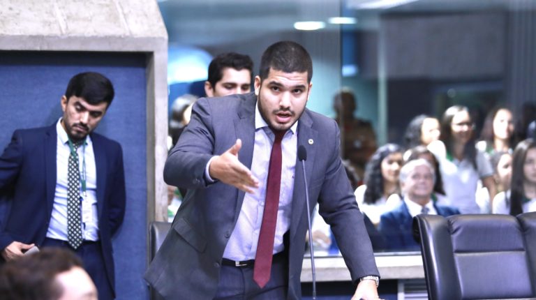 Deputado André Fernandes (PSL) denuncia deputado Heitor Freire (PSL) por desvio de dinheiro público