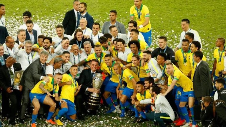 Presidente Bolsonaro entrega taça de campeão da Copa América à seleção brasileira