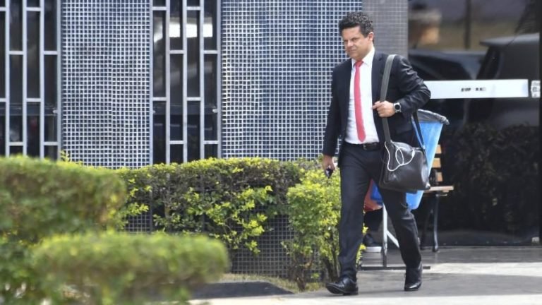 Hacker preso pela PF “afirmou ter dado mensagens roubadas à Glenn Greenwald, ligado à Lula