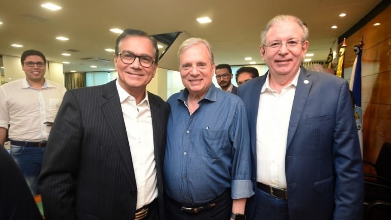 Tasso volta a atacar governo Bolsonaro, desta vez na FIEC, sob os olhares de Beto Studart