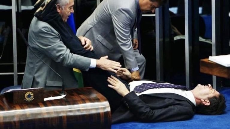 Senador Cid Gomes passa mal e é socorrido por senadores