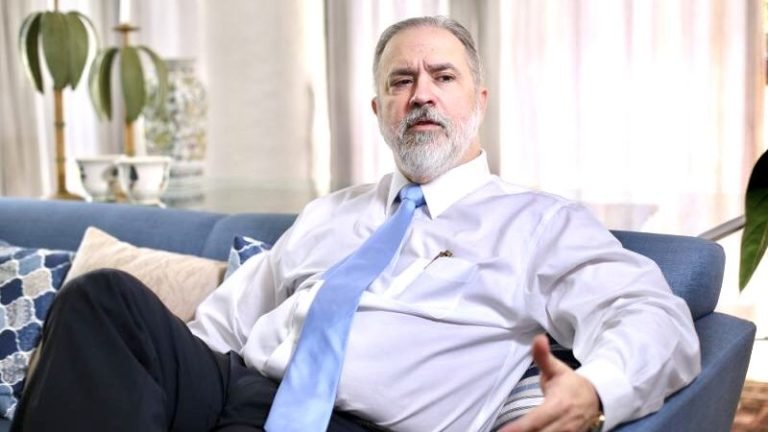 Aras ataca mais uma vez a Lava Jato durante visita à senadores