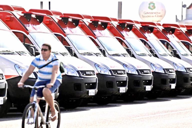 Governo Bolsonaro doa 67 ambulâncias ao Ceará, Camilo Santana (PT) faz a entrega