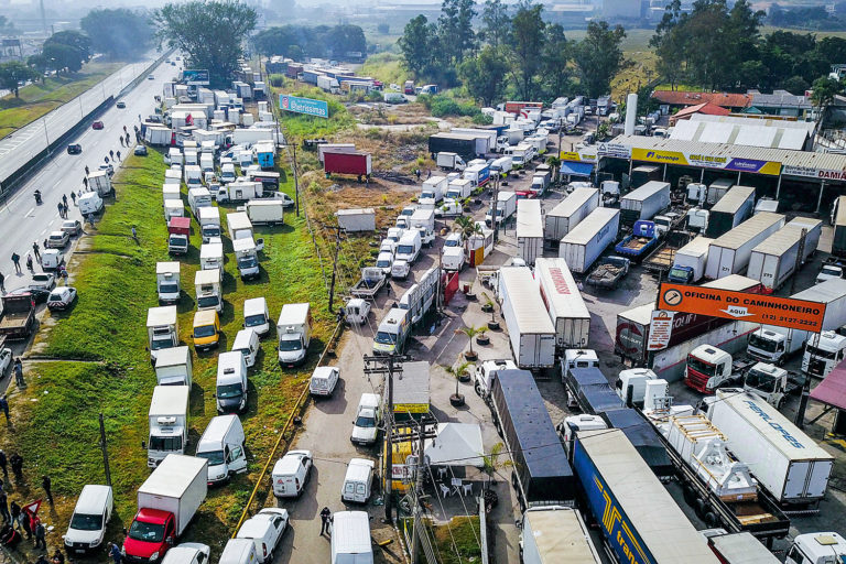 Caminhoneiros prometem parar em ‘Greve Geral’ contra STF