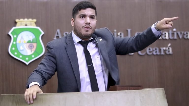 Deputado André Fernandes (PSL) alega perseguição na Assembleia após ofensiva do governo