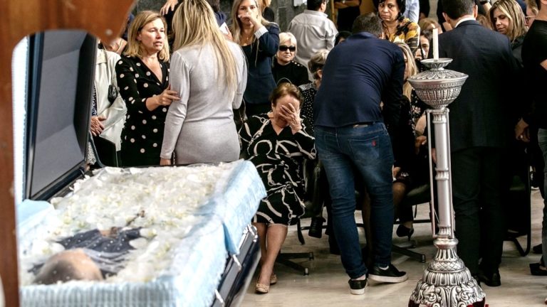 Artistas e fãs dão último adeus à Gugu Liberato em São Paulo