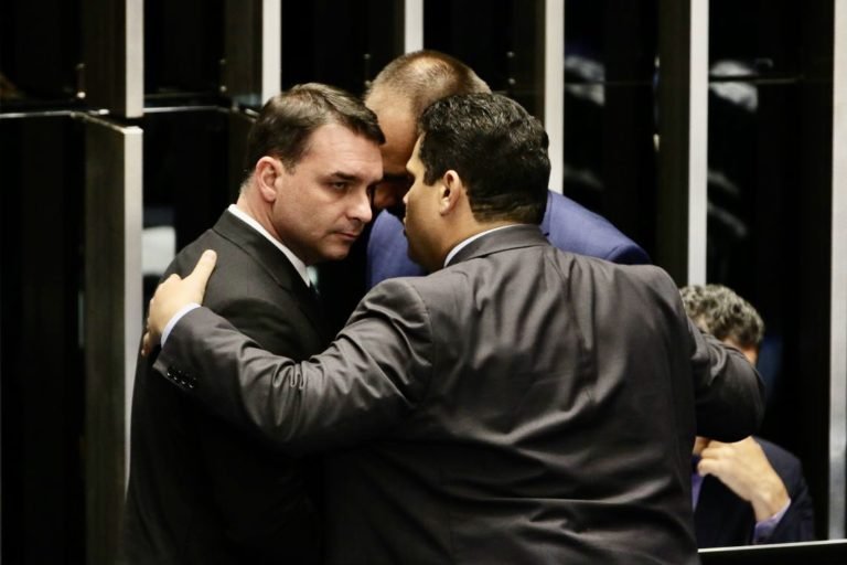Flávio Bolsonaro vota contra o pai e a favor do aumento do ‘Fundão Eleitoral e gera mal-estar dentro do Planalto