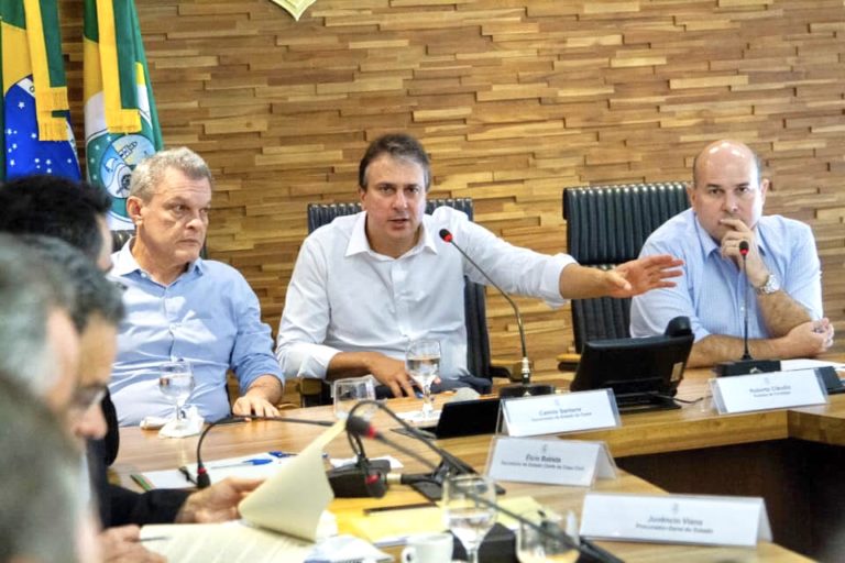 Camilo Santana (PT) deve ficar de fora de acordo para reduzir ICMS sobre combustíveis