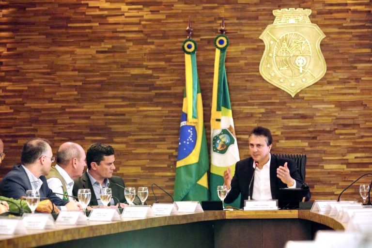 Camilo Santana (PT) encontra Sergio Moro e agradece apoio do Governo Federal para tratar com policiais grevistas no Estados