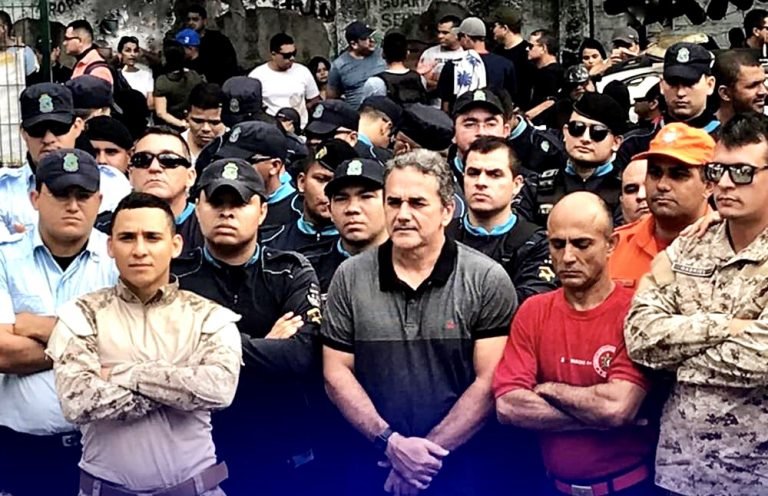 PMs e bombeiros grevistas retiram balaclavas do rosto durante greve no Ceará, novo diálogo é aberto