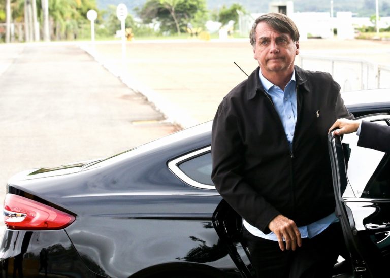 Bolsonaro volta a culpar governadores pela alta dos combustíveis nas bombas