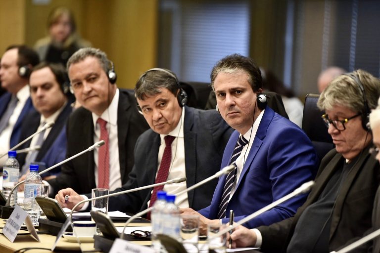 Após pressão, governador diz que topa discutir cobrança de imposto ICMS sob combustíveis no Ceará