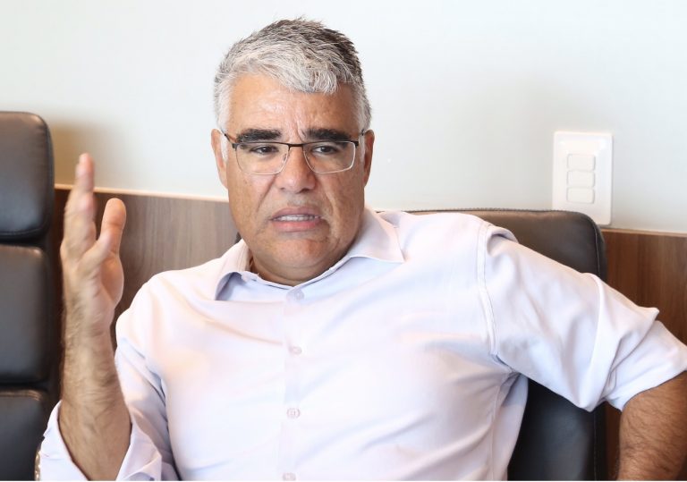 Senador Eduardo Girão visita a redação de jornalismo da Revista Ceará