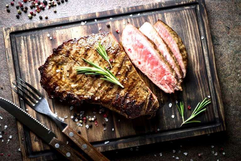 Preço da carne volta a cair no Brasil e inflação tem menor taxa para fevereiro em 20 anos