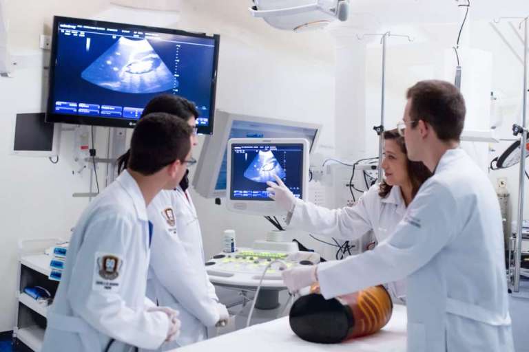 Deputado cearense cria proposta que antecipa formatura de estudantes de medicina para o combate ao Covid-19