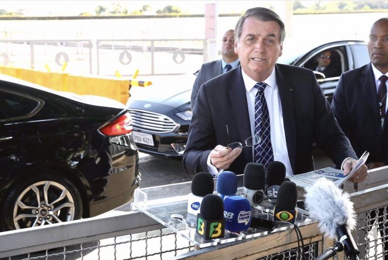 Bolsonaro anuncia 5ª redução seguida no preço do combustível e põe nova pressão sob governadores nos Estados