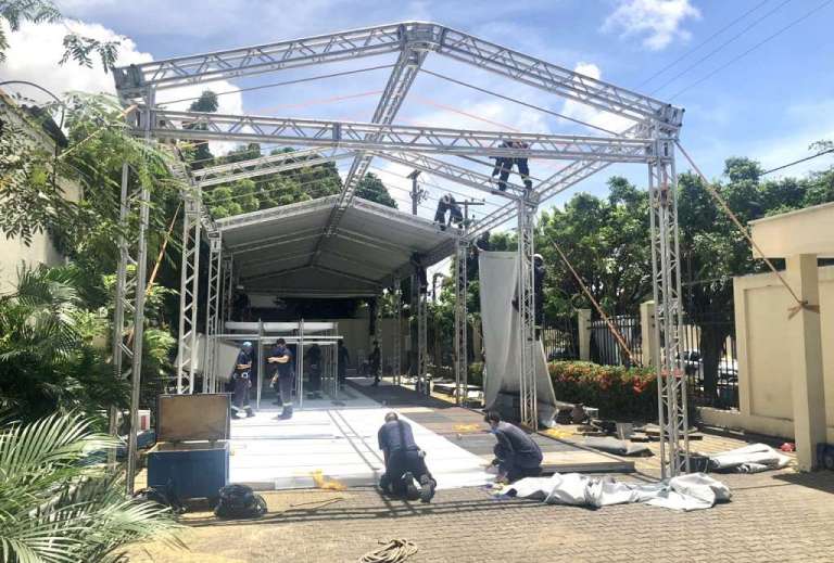 Acima de sua capacidade, Hospital São José se prepara e instala tendas para infectados