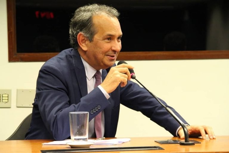 Deputado cearense coleta assinaturas de parlamentares em apoio ao ministro da Educação