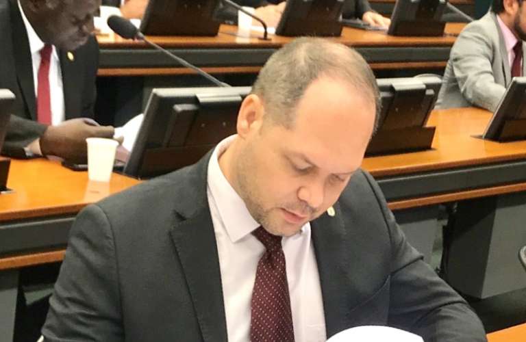 Deputado Federal cria projeto de lei que isenta caminhoneiros de pedágios