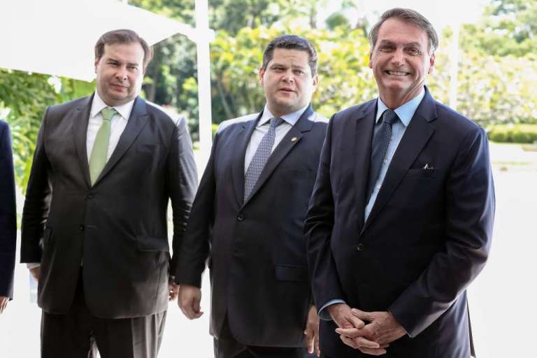 Para barrar impeachment, Bolsonaro negociará com 300 deputados e 51 senadores
