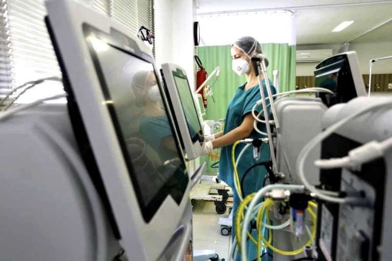 Empresa diz que governador Camilo Santana comprou respiradores “piratas” durante pandemia