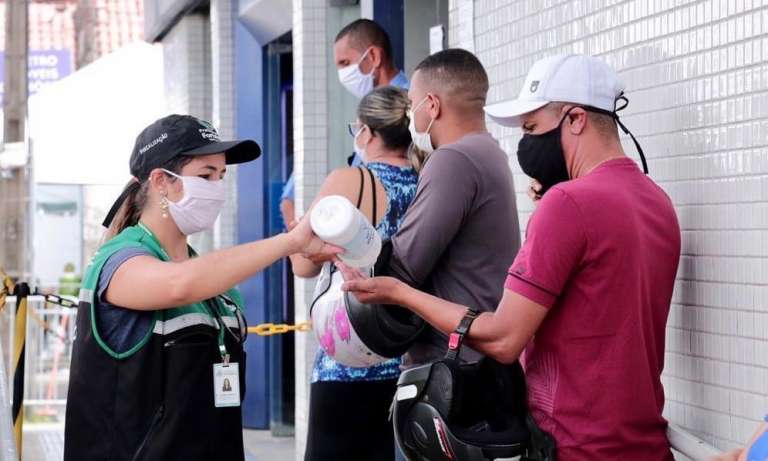 Casos e mortes pelo coronavírus seguem em queda na capital Fortaleza